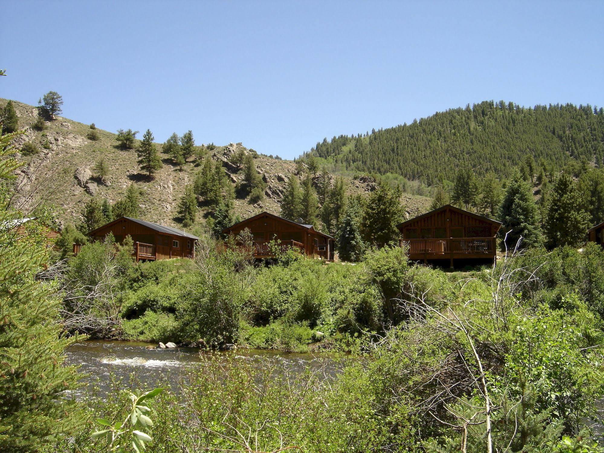 Three Rivers Resort Almont Exterior photo